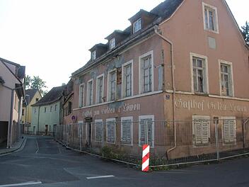 Schandfleck: Der ehemalige Gasthof Goldener Löwe und die zwei angrenzenden Häuser (inklusive grünes Gebäude) sollen bald einem neuen Gebäudekomplex weichen.
