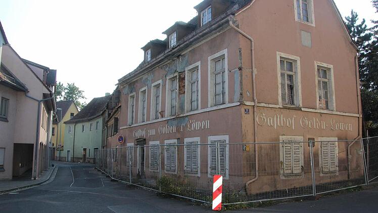 Schandfleck: Der ehemalige Gasthof Goldener Löwe und die zwei angrenzenden Häuser (inklusive grünes Gebäude) sollen bald einem neuen Gebäudekomplex weichen.