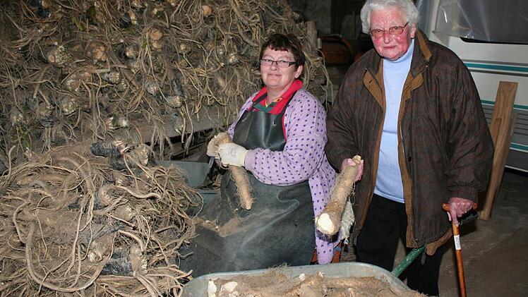 Elisabeth Blankenbühler (l.) und Gretel Hawel beim Kree-Putzen Foto: Evi Seeger