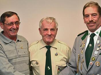 60 Jahre im Schützenverein sind Bernd Rosenheimer (l.) und Albrecht Kiesel. Schützenmeister Arno Röder gratulierte als Erster.