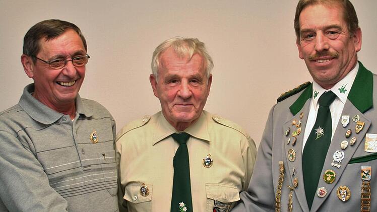 60 Jahre im Schützenverein sind Bernd Rosenheimer (l.) und Albrecht Kiesel. Schützenmeister Arno Röder gratulierte als Erster.