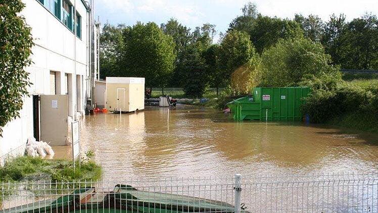 Das Hochwasser vom Mai 2006 verwandelt das Betriebsgelände der Metzgerei Weiß in der E.-C.-Baumann-Straße in eine Seenlandschaft.
