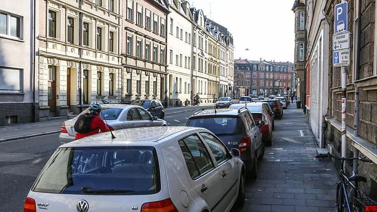 Problem an der Peuntstraße: Für einen Ausbau der "City Route 8" müssten Anwohnerparkplätze weichen. Ein typisches Interessenproblem. Foto: Barbara Herbst