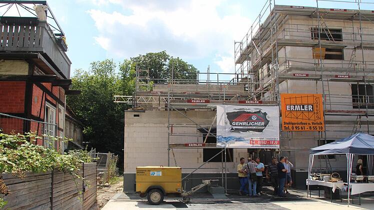 Im Innenhof vor dem Rohbau der Kubenhäuser wurde Richtfest gefeiert. Foto: Ulrike Nauer