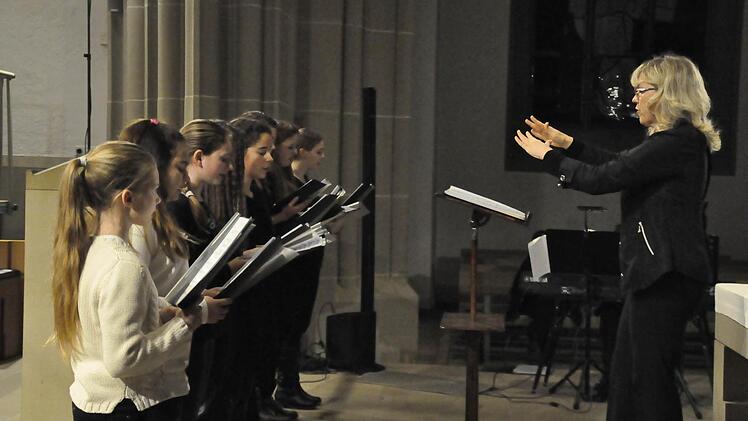 Der Jugendchor Herz-Jesu und Musikschule Bad Kissingen unter der Leitung von Brigitte Ascherl begeisterte die Zuhörer.  Fotos: Peter Klopf