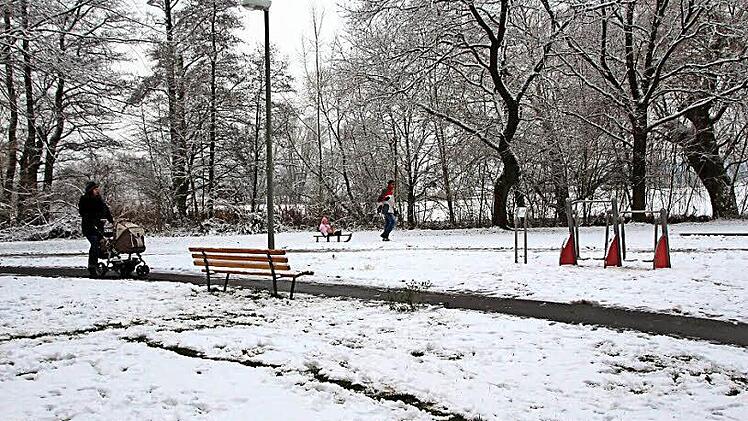 Ob mit Schlitten oder Kinderwagen unterwegs: Familien nutzten die Winterlandschaft zum Kurzausflug.