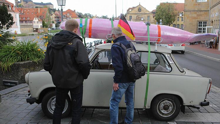 In Bamberg sorgte der Trabant mit seinem in rosa Folie verpackten Abwurftank eines Kampfjets für Aufsehen. Foto: RiegerPress