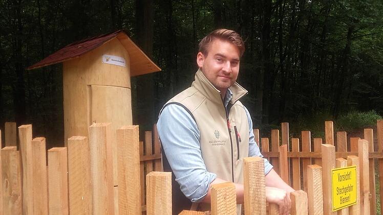 Sebastian Czech beim Bienenareal Foto: Anette Schreiber