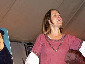 Wie war das eigentlich damals mit Martin Luther und seiner Katharina? Die Liebesgeschichte zwischen der "entlaufenen Nonne" und dem Reformator ließ Miriam Küllmer-Vogt auf der Missio-Camp Bühne lebendig werden.  Foto: Marion Eckert