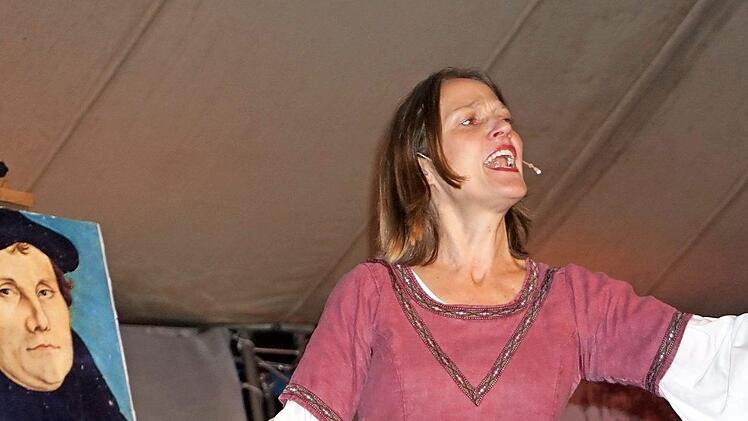 Wie war das eigentlich damals mit Martin Luther und seiner Katharina? Die Liebesgeschichte zwischen der "entlaufenen Nonne" und dem Reformator ließ Miriam Küllmer-Vogt auf der Missio-Camp Bühne lebendig werden.  Foto: Marion Eckert