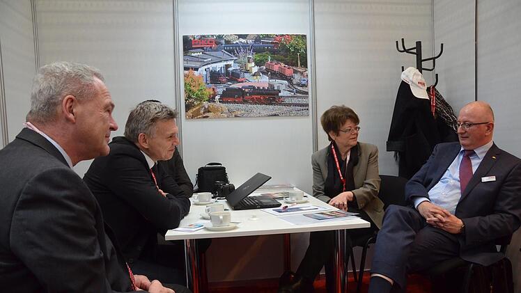 Frank Rebhan, Heiko Voigt, und Elke Protzmann (von links) im Gespräch mit Jens Beyer von Piko.