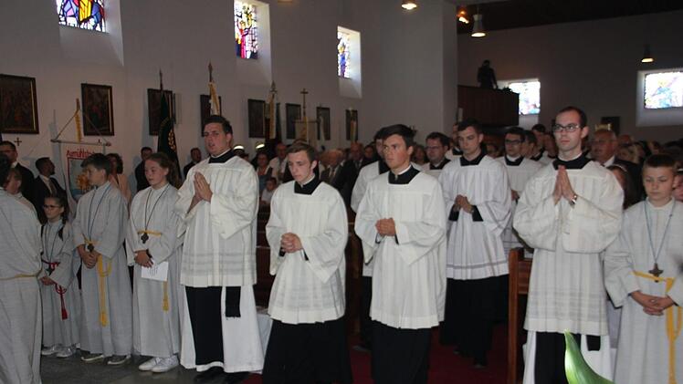 EDer Einzug in  die Kirche. Foto: Veronika Schadeck