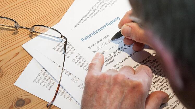 Eine Patientenverfügung sollte möglichst eindeutig formuliert sein. Nur so können die Wünsche des Patienten im Ernstfall auch umgesetzt werden.  Foto: Kai Remmers/dpa/Archiv