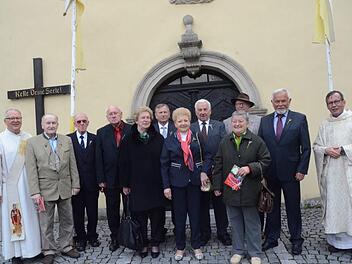 In der St.-Wolfgang-Kirche Stockheim feierten diese Jubilare ihre Gnadenkommunion, mit im Bild Diakon Wolfgang Fehn (links) und Pfarrer Hans- Michael Dinkel (rechts)  Foto: Karl-Heinz Hofmann