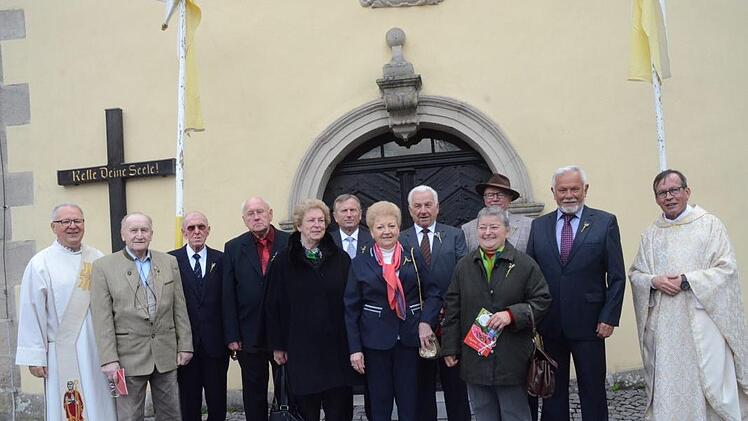 In der St.-Wolfgang-Kirche Stockheim feierten diese Jubilare ihre Gnadenkommunion, mit im Bild Diakon Wolfgang Fehn (links) und Pfarrer Hans- Michael Dinkel (rechts)  Foto: Karl-Heinz Hofmann