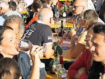 Genüsslich im sommerlichen Ambiente auf dem Schlossplatz einen Wein probieren kann man fünf Tage lang in Erlangen. Foto: Zametzer & Krohn