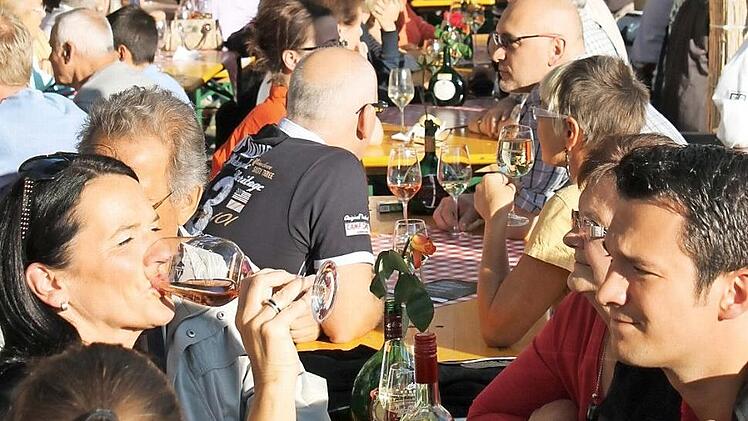 Genüsslich im sommerlichen Ambiente auf dem Schlossplatz einen Wein probieren kann man fünf Tage lang in Erlangen. Foto: Zametzer & Krohn