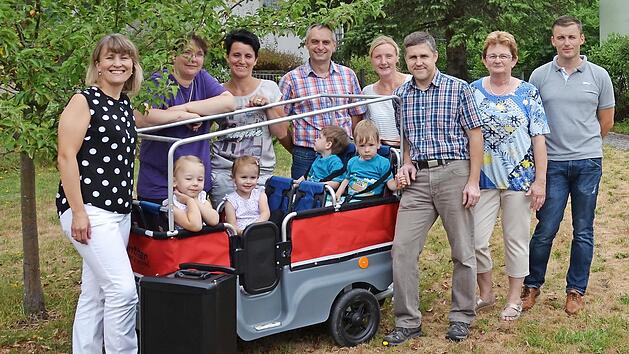 Kinder und Kindergartenleitung freuen sich &uuml;ber eine gro&szlig;herzige Spende des F&ouml;rdervereins des Kindergartens Herz Jesu Pressig. Von links 2. Vorsitzende Caroline Horn, Melanie Hader, Maria Kotschenreuther (Kindergartenleitung), Kassier Ulrich Horn, Kassenpr&uuml;ferin Nicole Fehn, Schriftf&uuml;hrer Thorsten F&ouml;rtsch, Ursula &Uuml;belacker (Kindergartenleitung) und Vorsitzender Stefan Heinlein.  Foto: K.-H. Hofmann