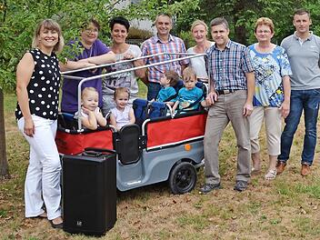 Kinder und Kindergartenleitung freuen sich über eine großherzige Spende des Fördervereins des Kindergartens Herz Jesu Pressig. Von links 2. Vorsitzende Caroline Horn, Melanie Hader, Maria Kotschenreuther (Kindergartenleitung), Kassier Ulrich Horn, Kassenprüferin Nicole Fehn, Schriftführer Thorsten Förtsch, Ursula Übelacker (Kindergartenleitung) und Vorsitzender Stefan Heinlein.  Foto: K.-H. Hofmann