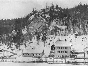 Das Haus der "Langs-Vevi" am südlichen Ende von Waischenfeld Richtung Hammermühle. Das einstöckige Gebäude links davon war das Armenhaus, das 1955 abgebrochen wurde. Heute steht an gleicher Stelle ein Mehrfamilienhaus, in dem  die Familie Otte in Holte wohnt. Repro: Reinhard Löwisch