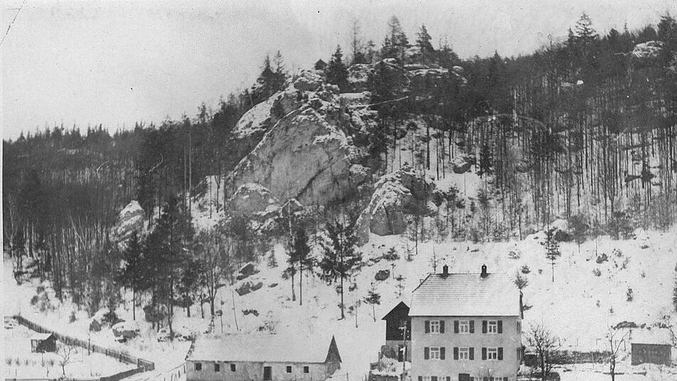 Das Haus der "Langs-Vevi" am südlichen Ende von Waischenfeld Richtung Hammermühle. Das einstöckige Gebäude links davon war das Armenhaus, das 1955 abgebrochen wurde. Heute steht an gleicher Stelle ein Mehrfamilienhaus, in dem  die Familie Otte in Holte wohnt. Repro: Reinhard Löwisch