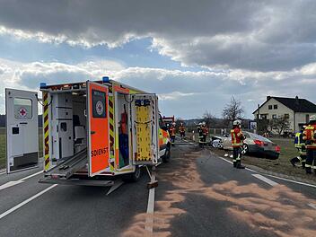 Drei Fahrzeuge in schweren Unfall auf Staatsstra&szlig;e verwickelt