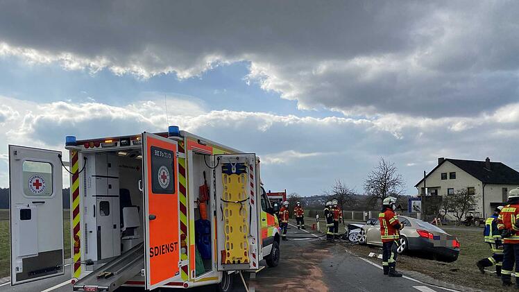 Drei Fahrzeuge in schweren Unfall auf Staatsstra&szlig;e verwickelt