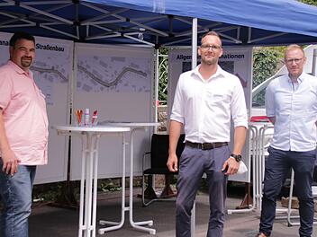 Planer Hans Schuler (von links) sowie vom städtischen Tiefbau Dennie Back und Marcel Zimmermann am Infostand zur anstehenden Baustelle in der Dr. Georg-Heim-Straße.