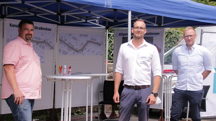 Planer Hans Schuler (von links) sowie vom städtischen Tiefbau Dennie Back und Marcel Zimmermann am Infostand zur anstehenden Baustelle in der Dr. Georg-Heim-Straße.
