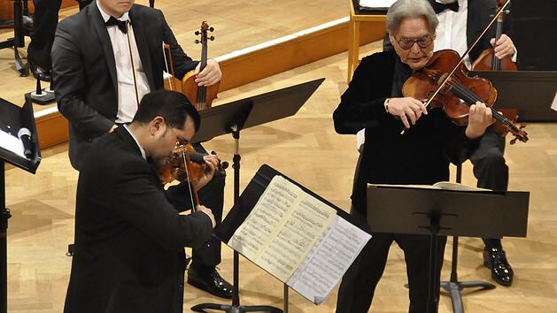 Zwei hervorragende Solisten: Burghard Toelke (links) mit der Geige und Wilfried Strehle (rechts) mit der Bratsche. Foto: Peter Klopf