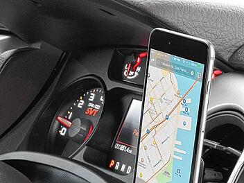 Auf der A73 kam am Sonntagmorgen eine Autofahrerin wegen ihrem Handy von der Fahrbahn ab.