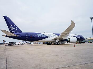 Boeing 787-9 mit Sonderlackierung &laquo;100 Jahre Lufthansa&raquo;