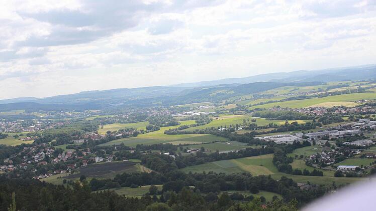 Vorsitzender Robert Strobel hat nicht zu viel versprochen: Die Aussicht ist atemberaubend. Bei passendem Wetter kann man bis ins Fichtelgebirge und zum Ochsenkopf schauen.
