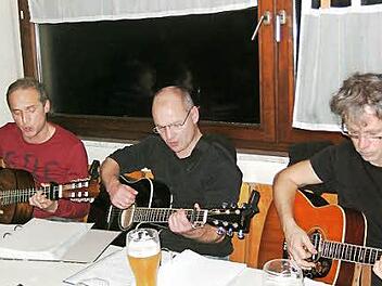 Die "modernen" Wirtshaussänger Anton Weithmann (von links), Georg Quast und Volker Kess sorgten für gute Laune bei den Oehrbergern im Sportheim. Foto: Siglinde Weithmann