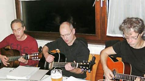 Die "modernen" Wirtshaussänger Anton Weithmann (von links), Georg Quast und Volker Kess sorgten für gute Laune bei den Oehrbergern im Sportheim. Foto: Siglinde Weithmann