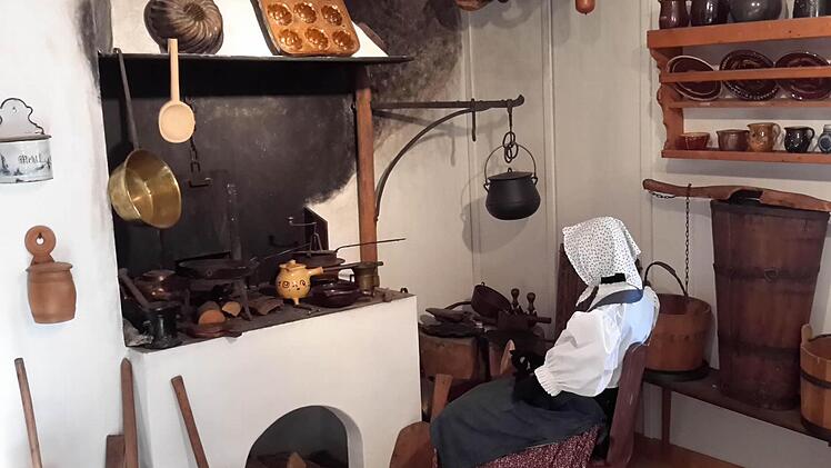 Die Küche war der wärmste Platz im Haus. Gern ruhte man sich ein paar Minuten am gemütlichen Herd von der Arbeit aus.Foto: Rolf Pralle