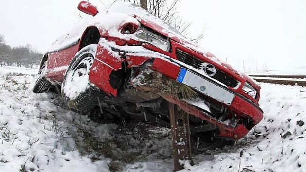 Der Fahrer kam mit dem Schrecken davon. Am Wagen entstand ein Schaden von 2000 Euro.  Foto: Josef Hofbauer