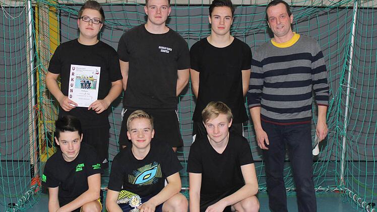 Sieger der "Maxi"-Kicker wurde die Mannschaft aus Kerbfeld mit (jeweils von links, hinten): Daniel Müller, Maximilian Walter, Tobias Burger sowie (vorne) Luca Bock, Philipp Albert und Luke Wetzel. Es gratuliert Dekanatsjugendseelsorger Matthias Vetter. Foto: Helmut Will