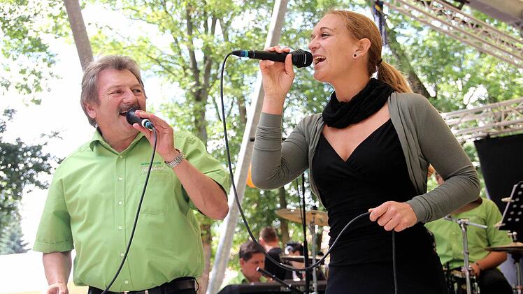 Bernhard Schwabs große Leidenschaft ist die Musik, hier als Sänger der Schaeffler-Big-Band mit Rita Rohmfeld Foto: Richard Sänger