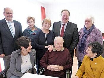 Unser Bild zeigt (stehend, von links ) Awo-Kreisgeschäftsführer Peter Konrad, Enkeltochter Jutta Hirschmann, Tochter Karola Quade, Bürgermeister und SPD-Ortsvorsitzender Volker Schmiechen und Gemeinderätin Christa Müller, davor (von links) Awo-Ortsvorsitzende Renate Meißner, Jubilar Alfons Kremer und Awo-Kreisvorsitzende und Landtagsvizepräsidentin Inge Aures. Foto: Werner Reißaus