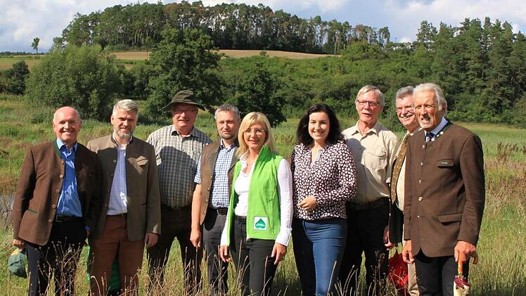 Die Gruppe um Ministerin Ulrike Scharf vor einer der ersten Wiesenseigen im Projekt