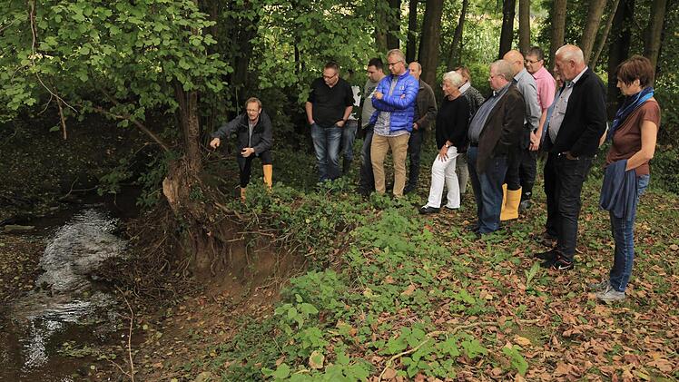 Die Teilnehmer  verschafften sich einen Eindruck   vom Hirtenbach. Fotos: Franz Galster
