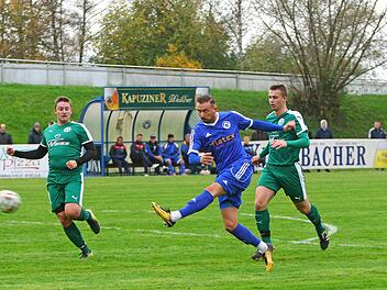Schussgewaltiger Stürmer mit eingebauter Torgarantie: Der Ex-Kulmbacher Ertac Tonka (Mitte, im Trikot des ATS Kulmbach) ist in dieser Saison die Lebensversicherung des FC Vorwärts Röslau.  Foto: Monika Limmer/Archiv