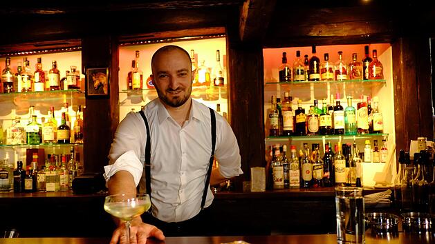 Yordan Enchev serviert einen stilechten "Gimlet" in seiner neuen Bar in Nürnberg, dem "Herrengedeck".Foto: Nikolas Pelke