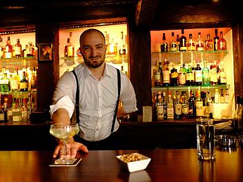 Yordan Enchev serviert einen stilechten "Gimlet" in seiner neuen Bar in Nürnberg, dem "Herrengedeck".Foto: Nikolas Pelke