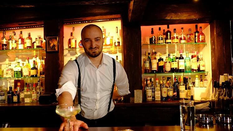 Yordan Enchev serviert einen stilechten "Gimlet" in seiner neuen Bar in Nürnberg, dem "Herrengedeck".Foto: Nikolas Pelke