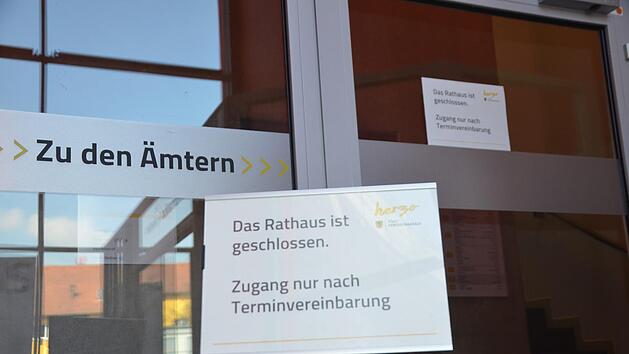 Die Tür ist verschlossen, Schilder weisen darauf hin.  Fotos: Bernhard Panzer