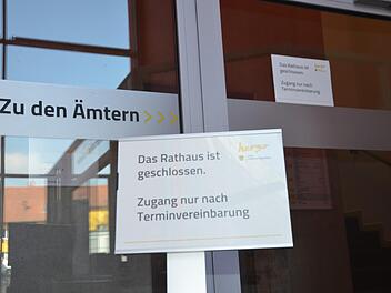 Die Tür ist verschlossen, Schilder weisen darauf hin.  Fotos: Bernhard Panzer