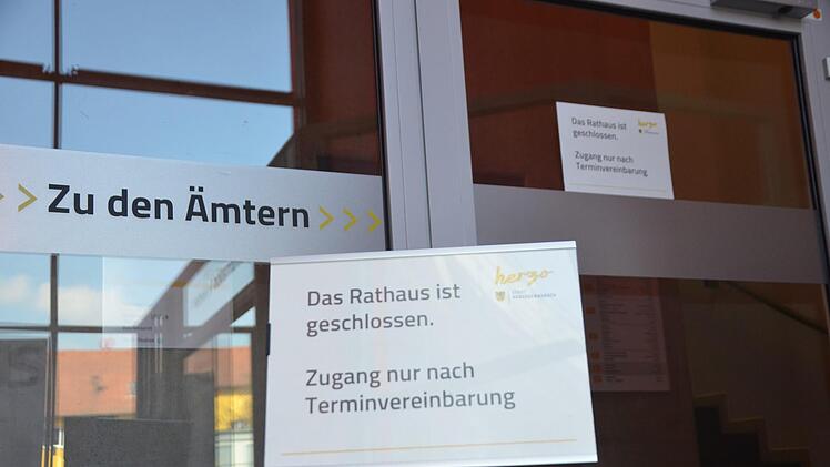 Die Tür ist verschlossen, Schilder weisen darauf hin.  Fotos: Bernhard Panzer