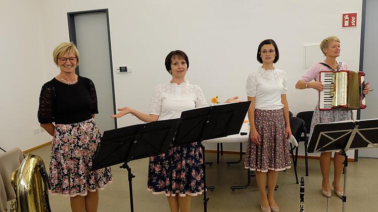 "Die wilden Schlehen aus der Rhön", auch "Kaufmannsware" genannt, sangen und spielten sich in die Herzen der Festhallenbesucher (von llinks) Edith Hüttner, Angelika Enders, Theresa Seiffert und Ilona Zirkelbach.